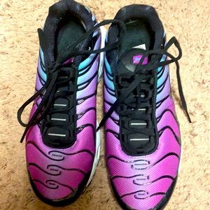 Purple TN Air big kids 5 can fit a women’s 7-71/2 .